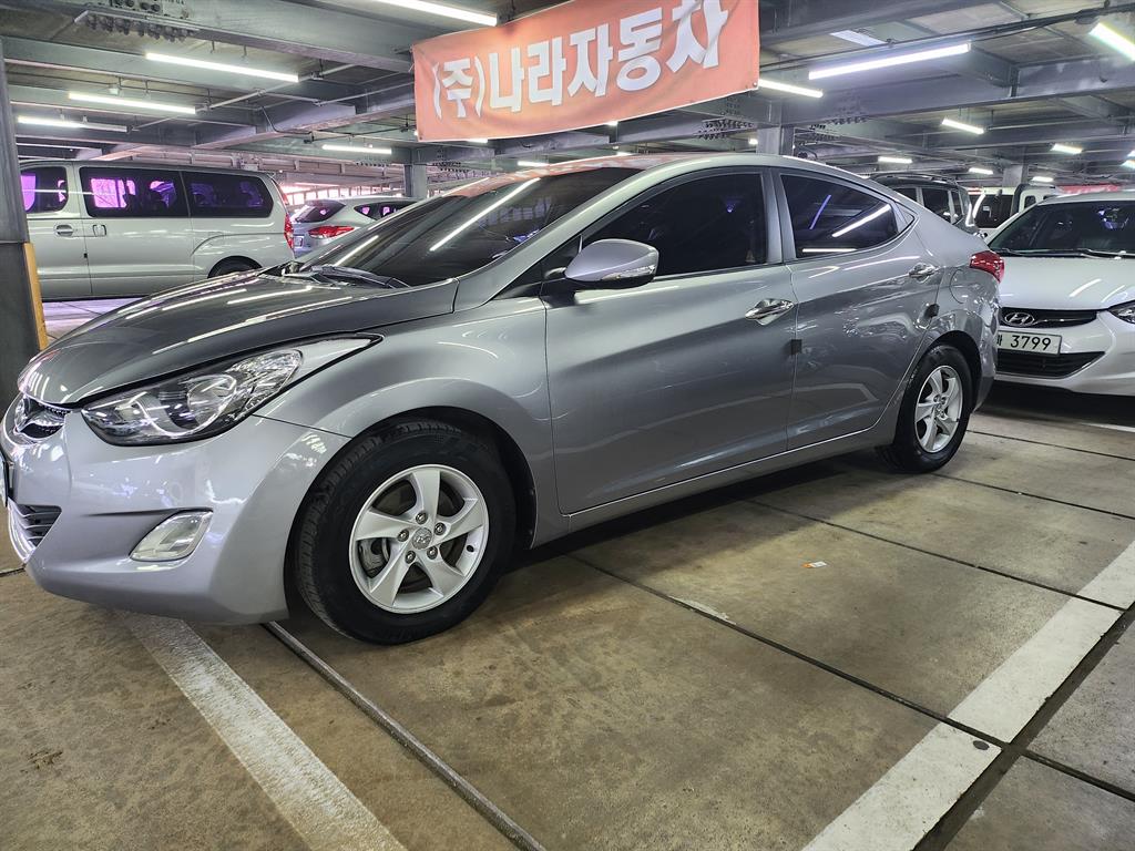 HYUNDAI Avante - Vista 3