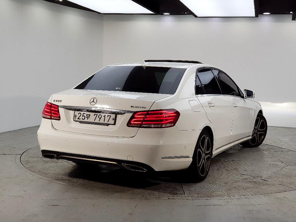 Mercedes Benz E class - Vista 4