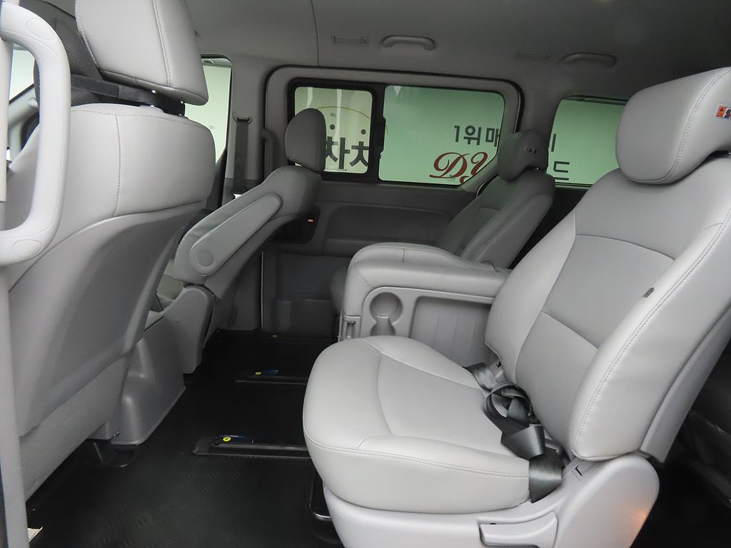 HYUNDAI Starex - Vista 6