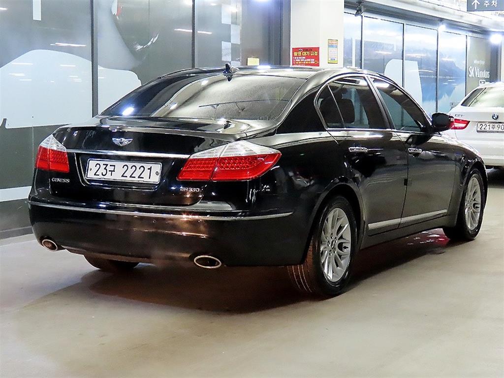 HYUNDAI Genesis - Vista 4