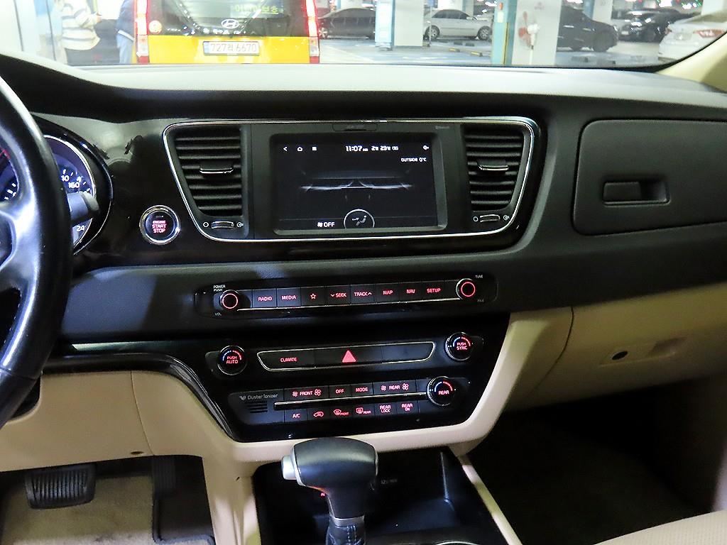 KIA Carnival - Vista 12