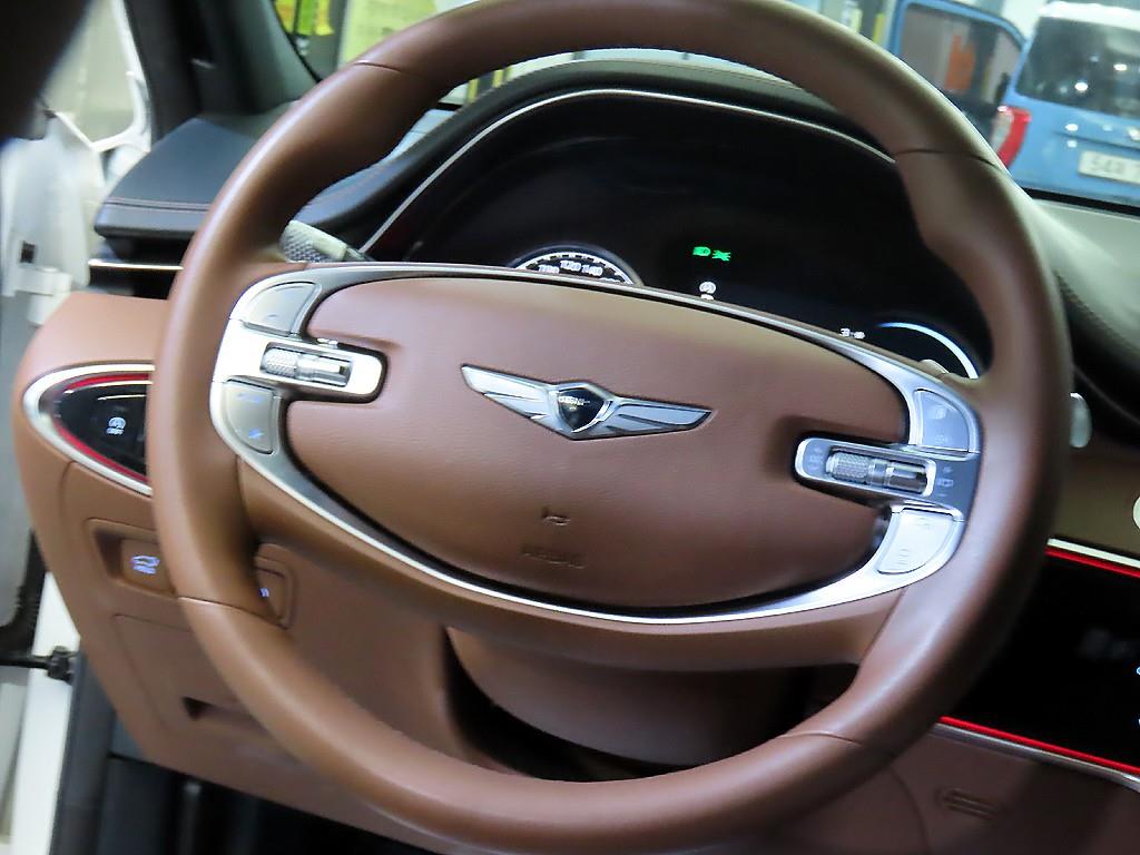 Genesis GV70 - Vista 8