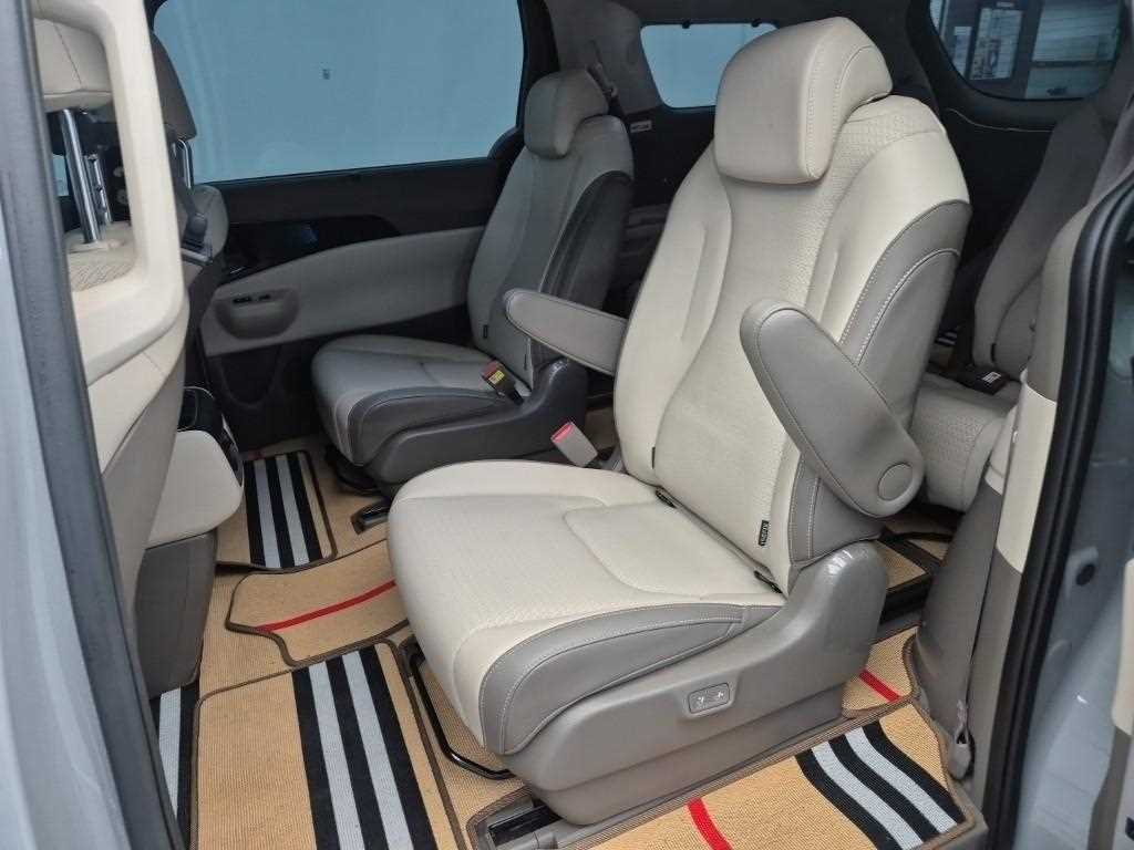KIA Carnival - Vista 12