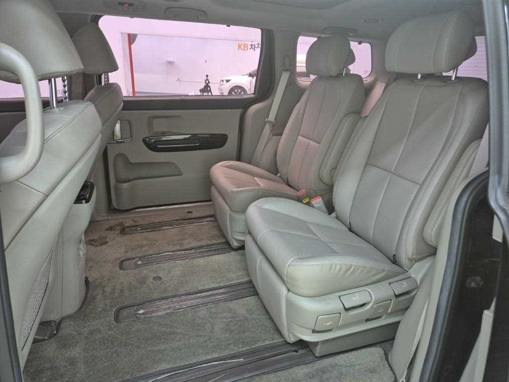 KIA Carnival - Vista 12