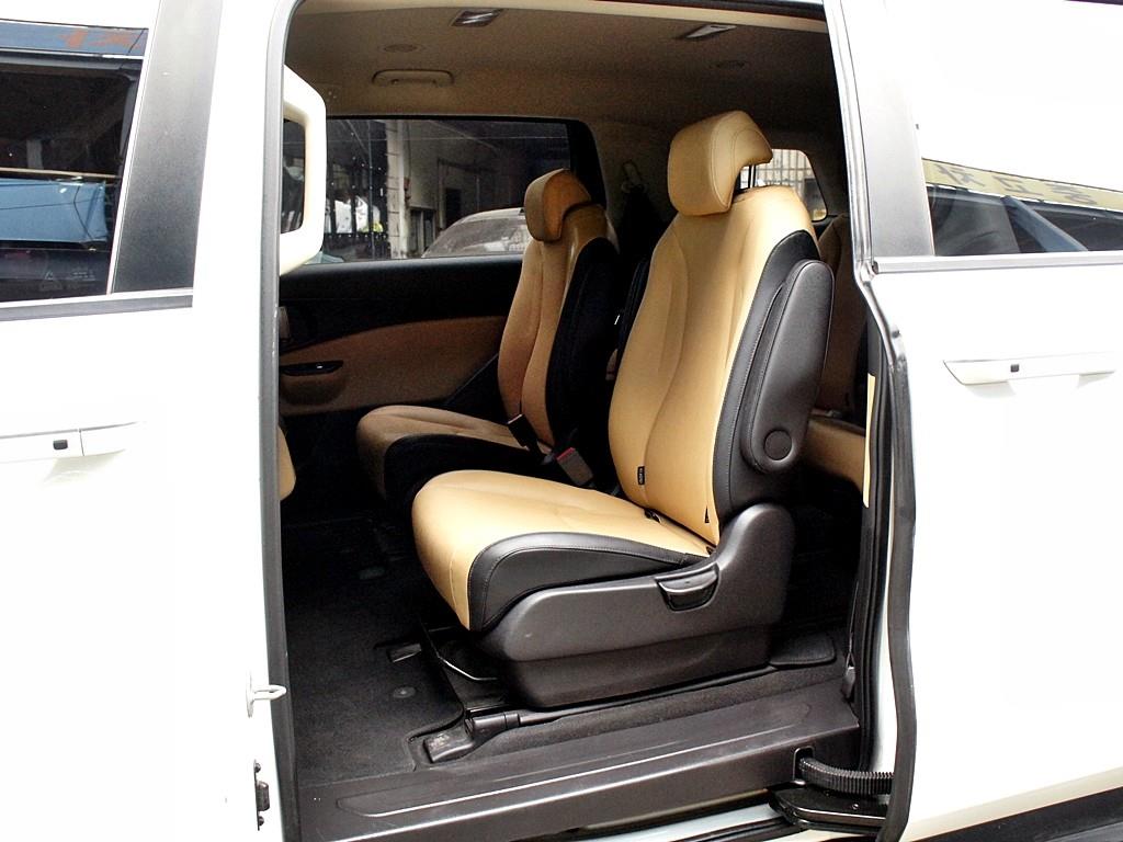 KIA Carnival - Vista 11