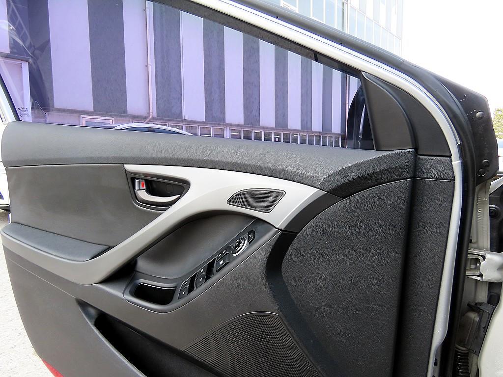 HYUNDAI Avante - Vista 11