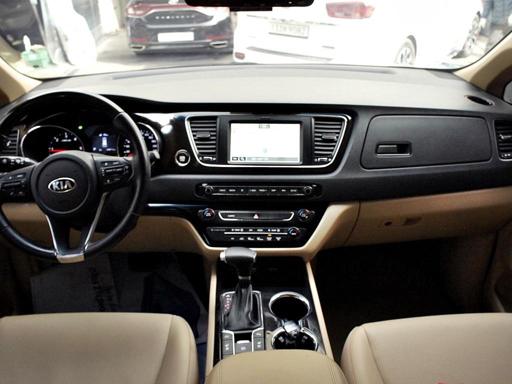 KIA Carnival - Vista 12