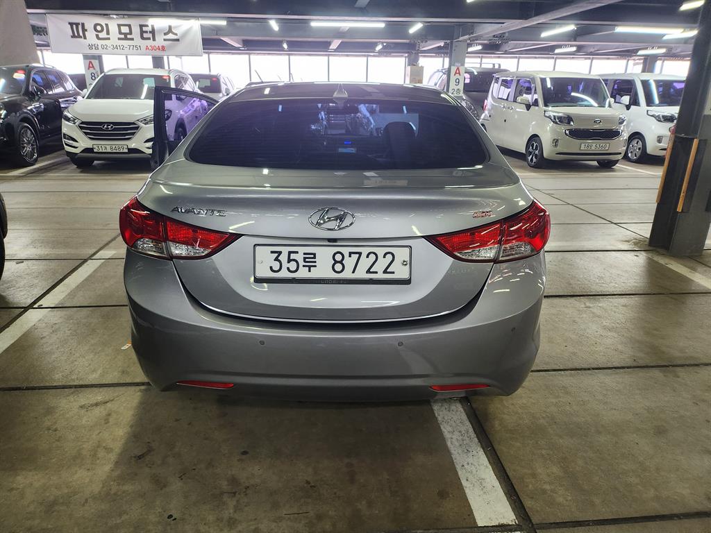 HYUNDAI Avante - Vista 4