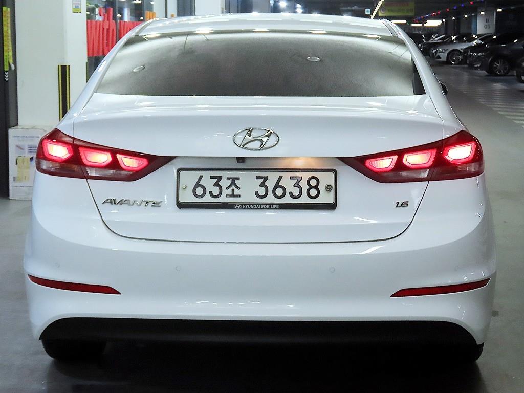 HYUNDAI Avante - Vista 5
