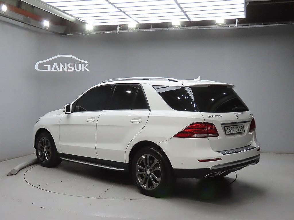 Mercedes Benz GLE Class - Vista 5