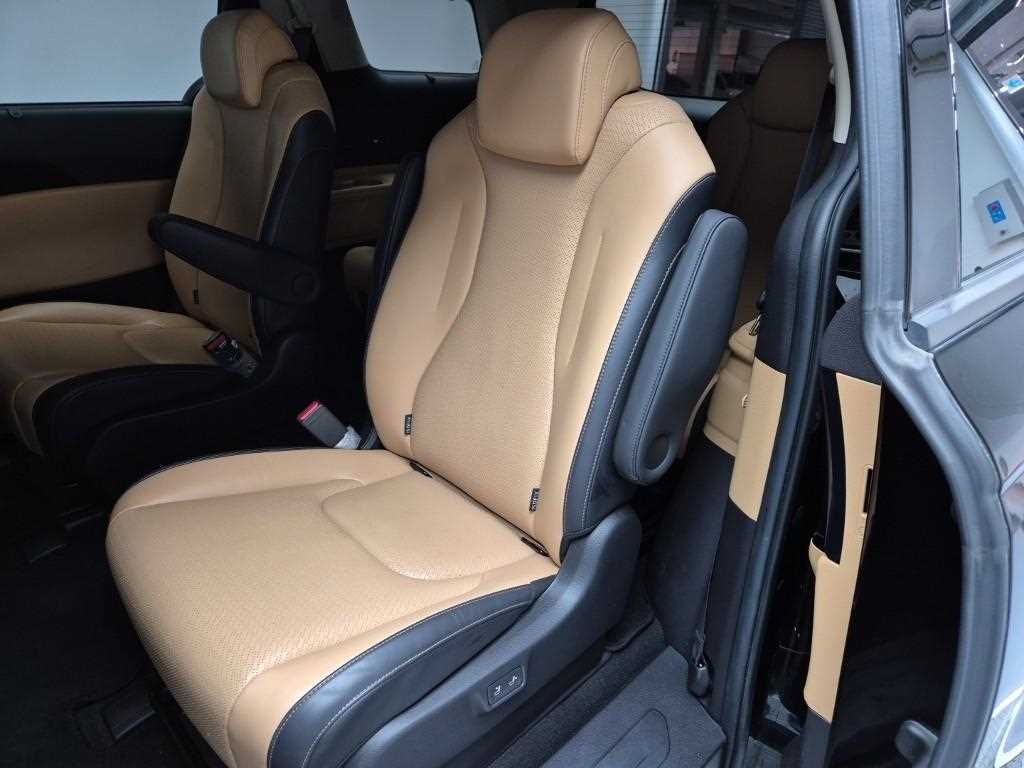 KIA Carnival - Vista 11