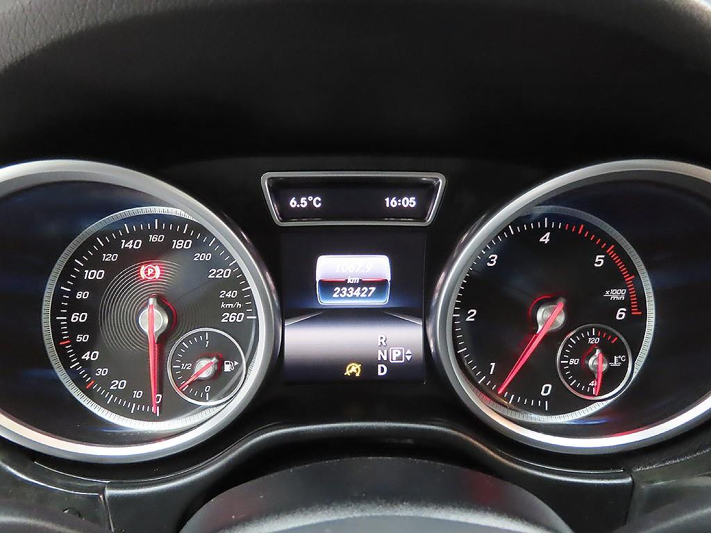 Mercedes Benz GLE Class - Vista 11