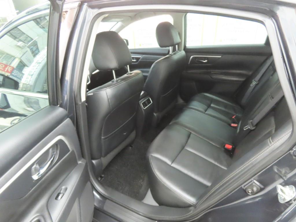 Nissan Altima - Vista 6