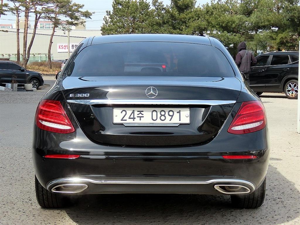 Mercedes Benz E class - Vista 4