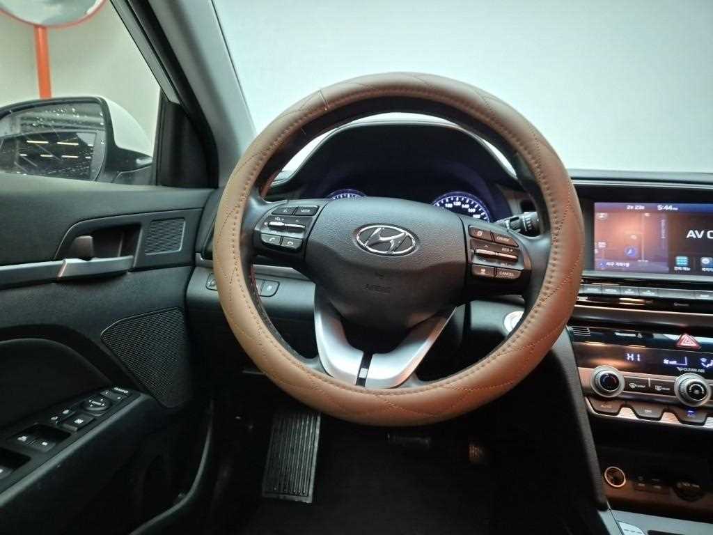 HYUNDAI Avante - Vista 9