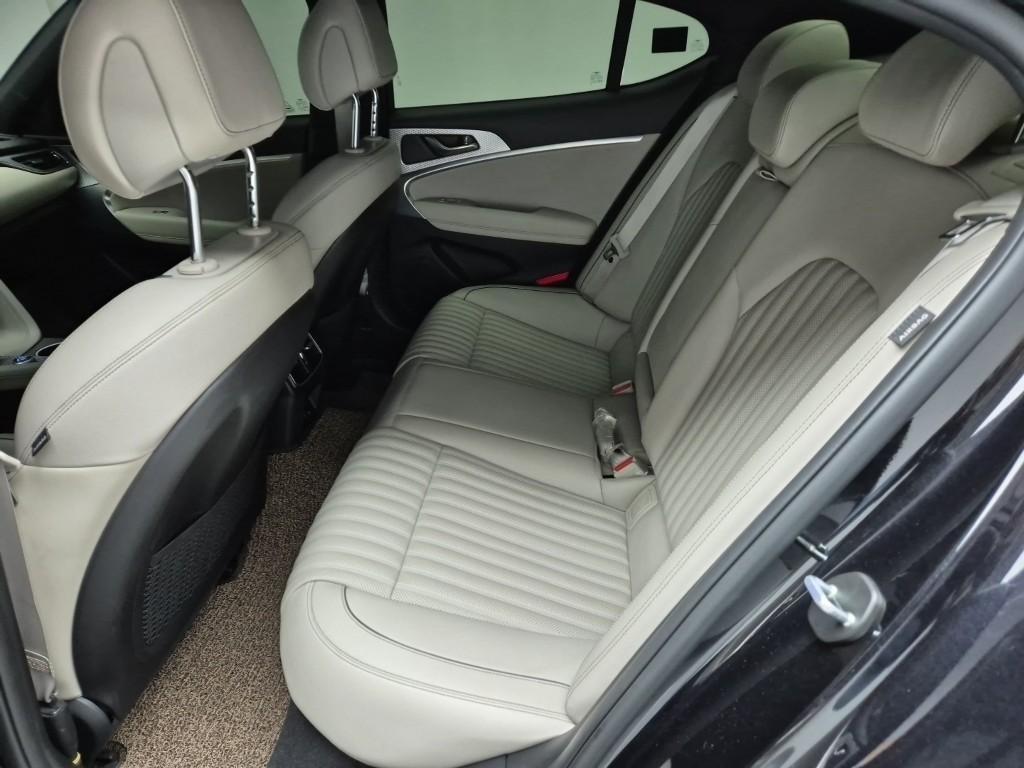 Genesis G70 - Vista 12