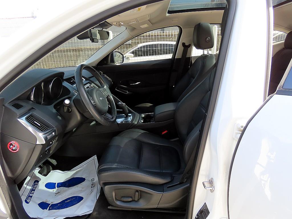 Jaguar E-PACE - Vista 5