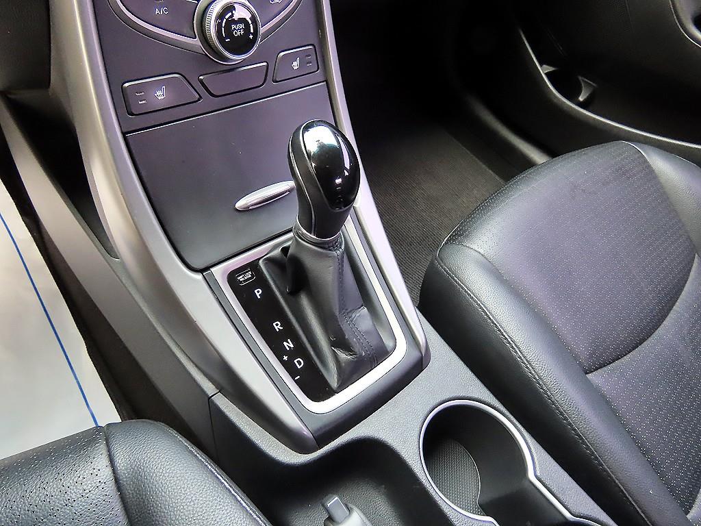 HYUNDAI Avante - Vista 10