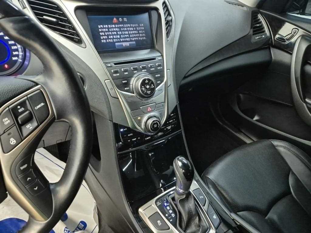 HYUNDAI Grandeur - Vista 10