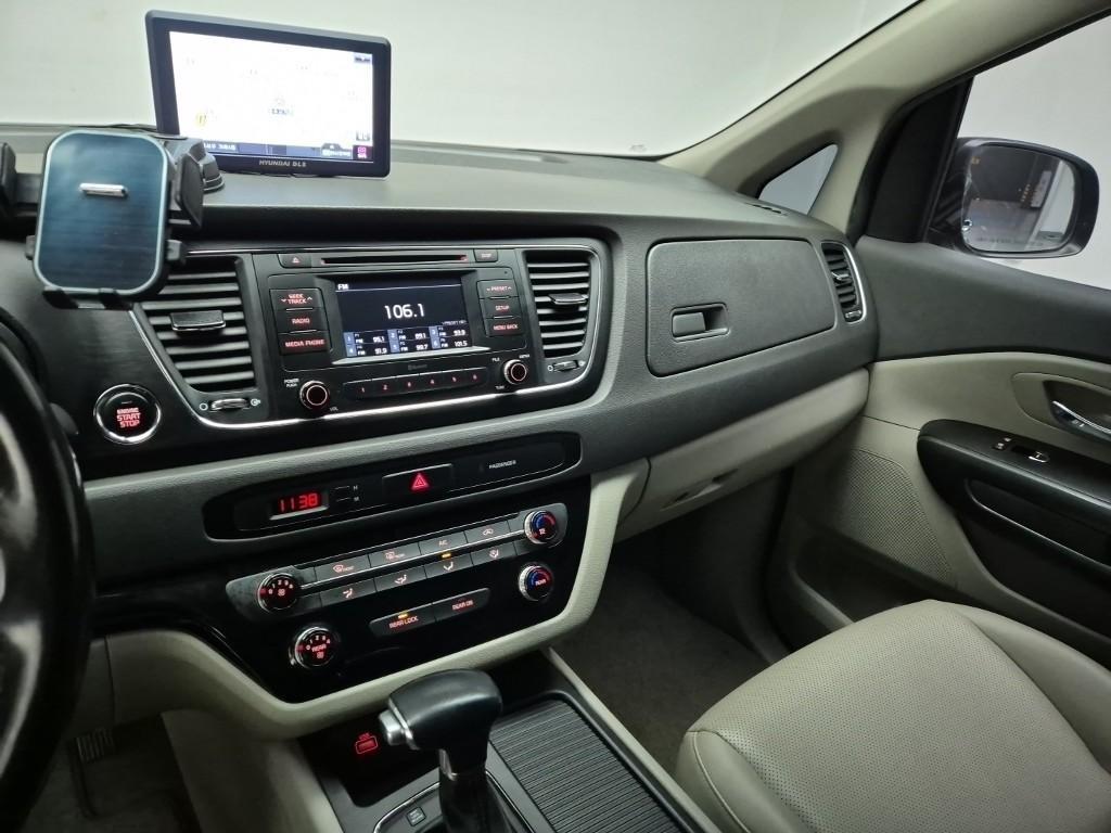 KIA Carnival - Vista 10