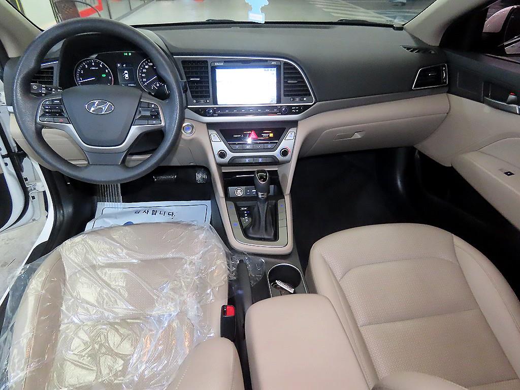 HYUNDAI Avante - Vista 10