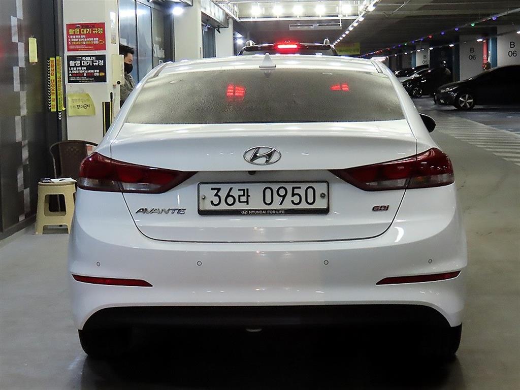 HYUNDAI Avante - Vista 5