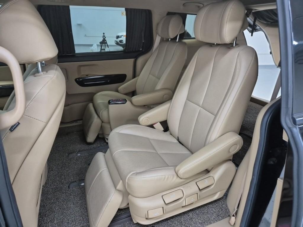 KIA Carnival - Vista 12