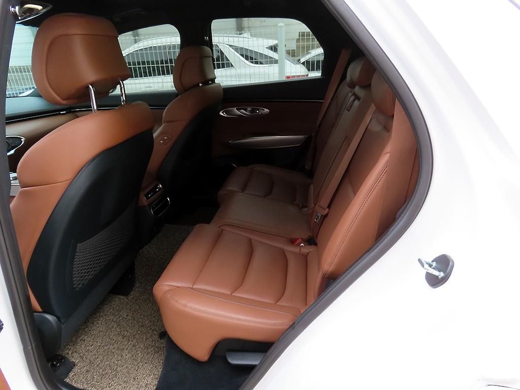 Genesis GV70 - Vista 6