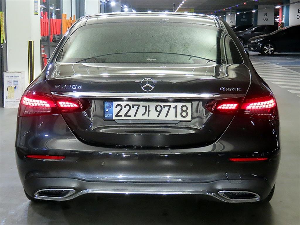 Mercedes Benz E class - Vista 5