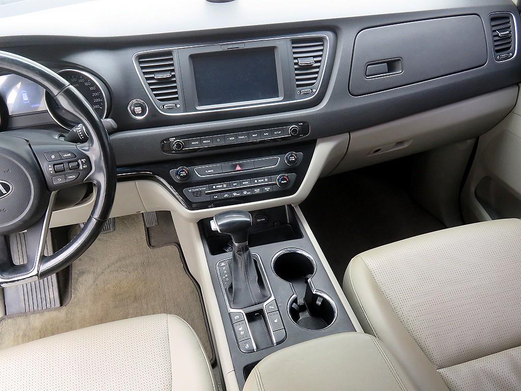 KIA Carnival - Vista 11