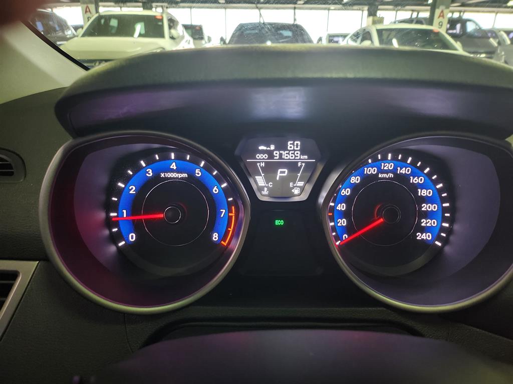 HYUNDAI Avante - Vista 11