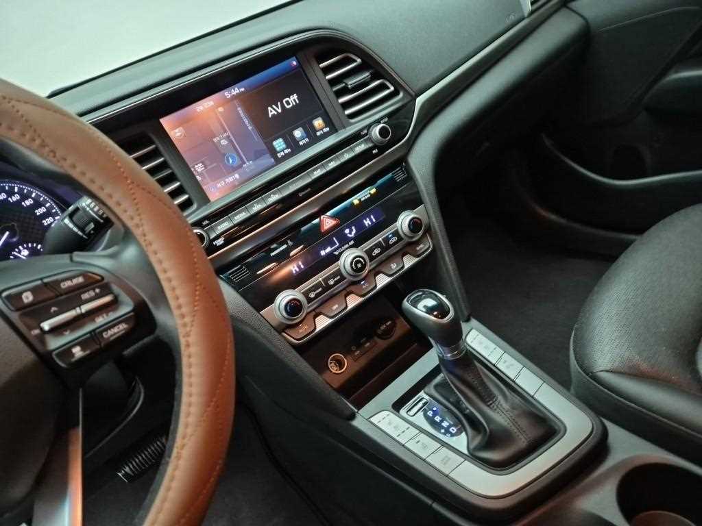 HYUNDAI Avante - Vista 10