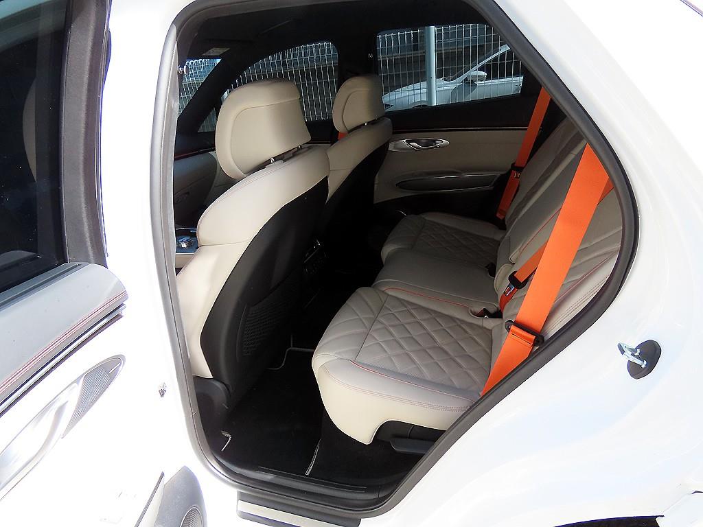 Genesis GV70 - Vista 6