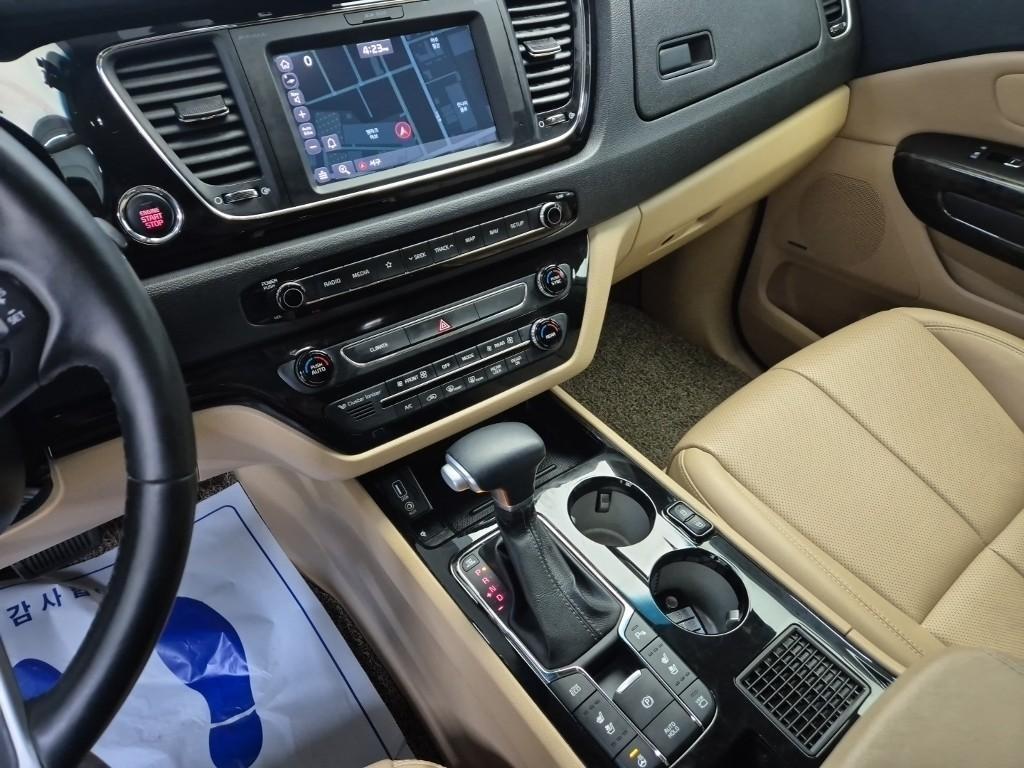 KIA Carnival - Vista 10