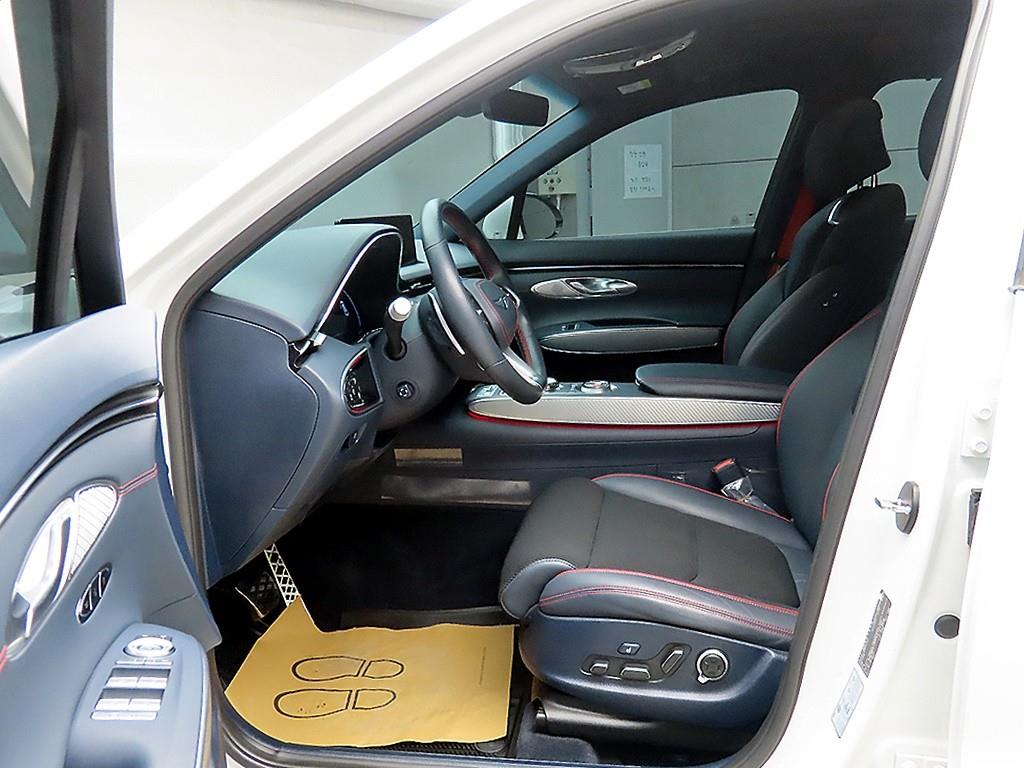 Genesis GV70 - Vista 5