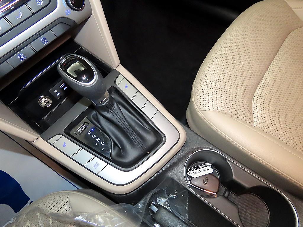 HYUNDAI Avante - Vista 12