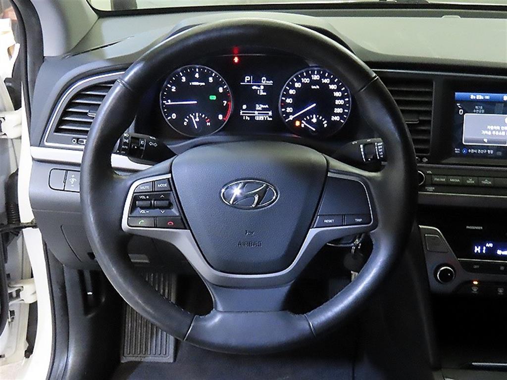 HYUNDAI Avante - Vista 8