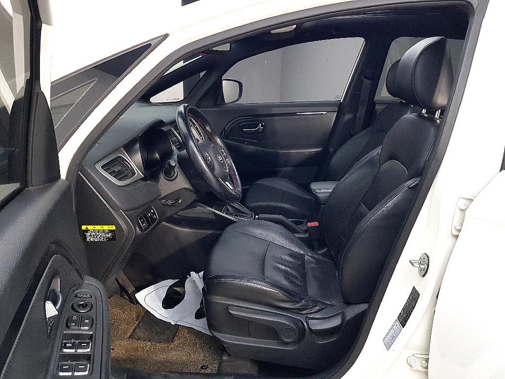KIA Carens - Vista 8