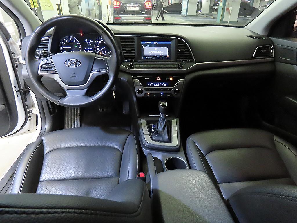 HYUNDAI Avante - Vista 10