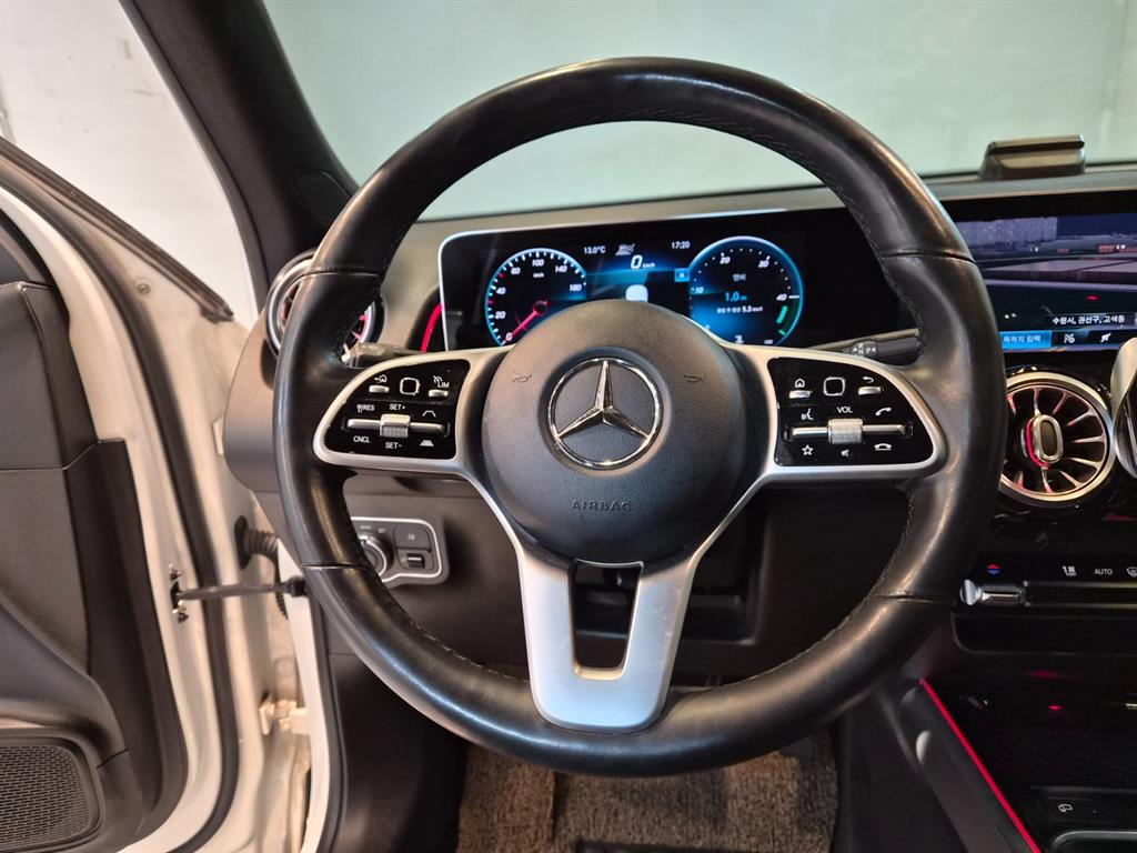 Mercedes Benz GLB Class - Vista 9