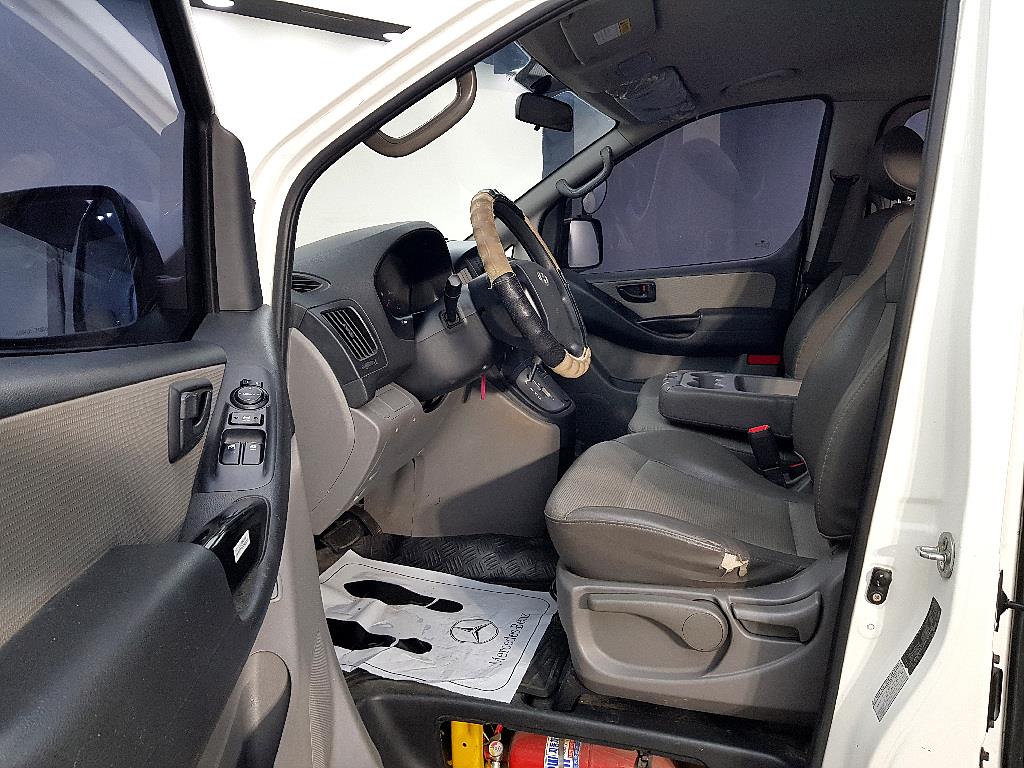 HYUNDAI Starex - Vista 8