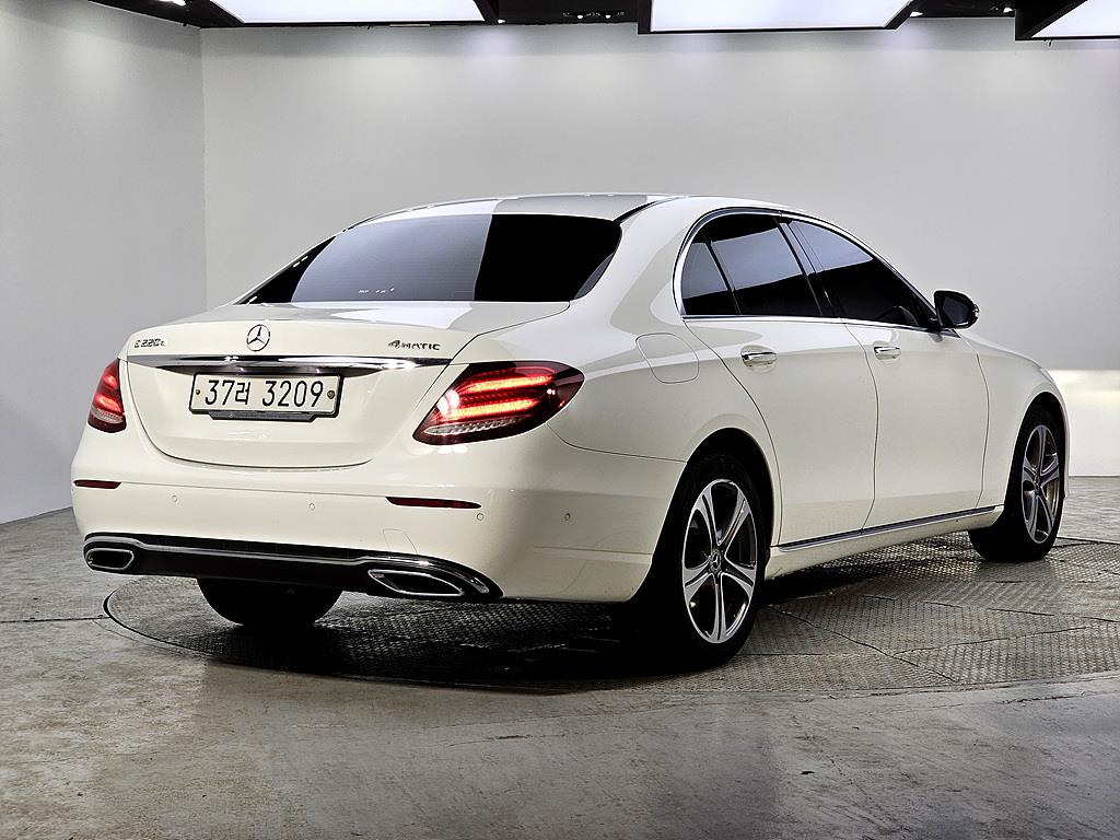 Mercedes Benz E class - Vista 4