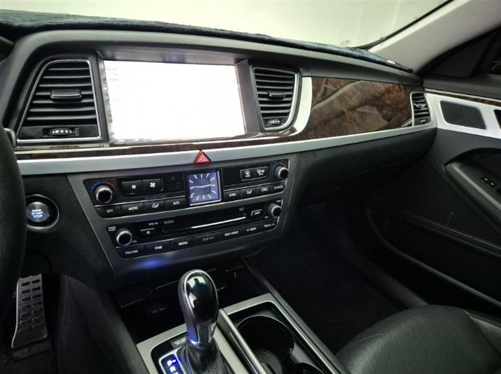 HYUNDAI Genesis - Vista 10