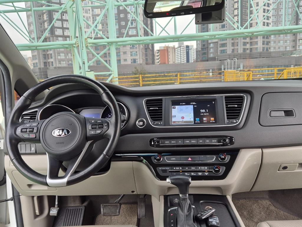 KIA Carnival - Vista 12