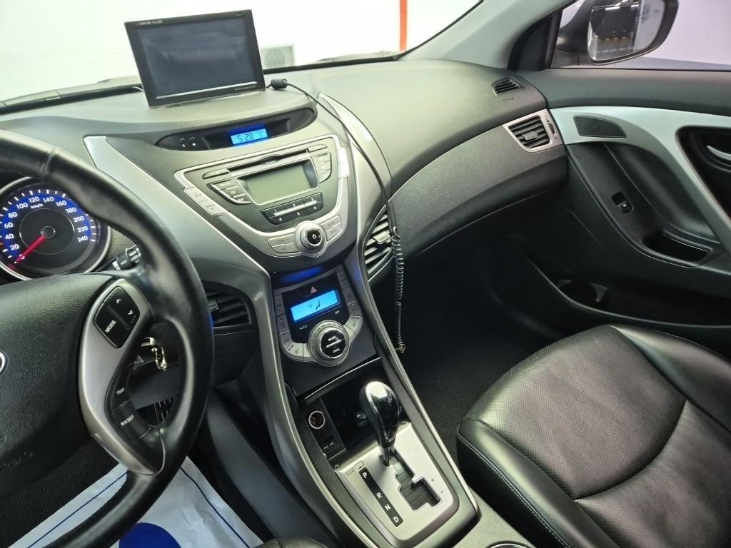 HYUNDAI Avante - Vista 10