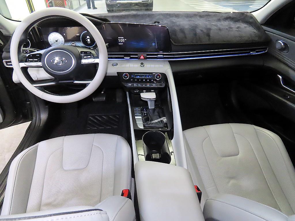 HYUNDAI Avante - Vista 10