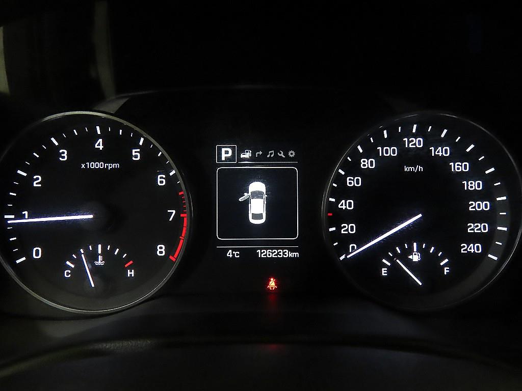 HYUNDAI Avante - Vista 9