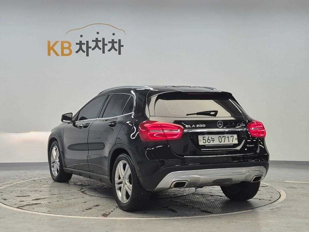 Mercedes Benz GLA Class - Vista 2