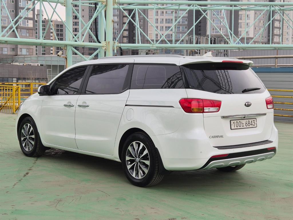 KIA Carnival - Vista 4