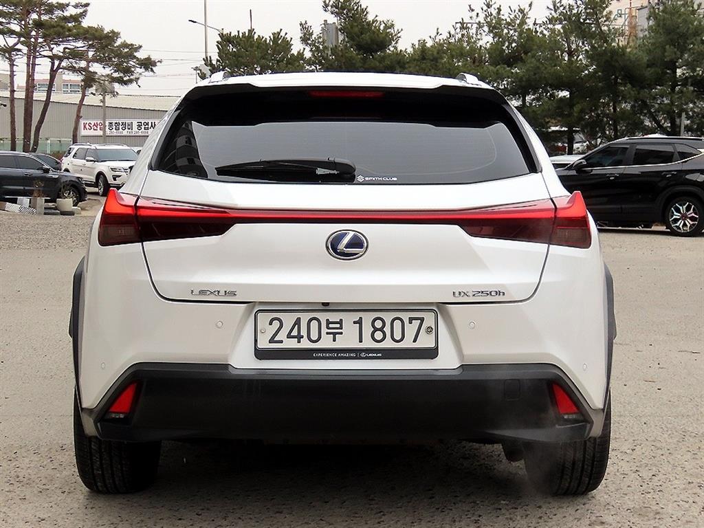 Lexus UX - Vista 4